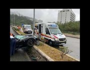 قائد سيارة يفقد السيطرة ويصطدم بعمود إنارة بعد انزلاق مركبته في هونغ كونغ