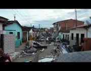 قرية برازيلية أخرج أهلها جميع أثاثهم البسيط ليجف بعد أن غمرها الفيضان
