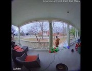 كاميرا مراقبة ترصد رجلاً غريباً حاول اقتحام منزل في ولاية كنتاكي الأمريكية
