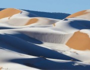 مشهد نادر.. الثلج يغطي أكثر صحراء حارة في العالم
