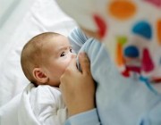 ليس الطفل وحده المستفيد.. “الغذاء والدواء”: الرضاعة الطبيعية تحد من إصابة الأم ببعض السرطانات والأمراض