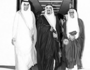 صورة نادرة للملك فهد خلال زيارة للشرقية برفقة غازي القصيبي