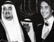 صورة تجمع الملك فهد ونجله خالد في سفارة المملكة بواشنطن