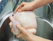 “عبدالله الطبية” تحذر: لا تغسلوا الدجاج قبل طبخه