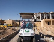 صور.. “أمانة الرياض” توفر مركبات خاصة لنقل زوار مقبرة “أم الحمام”