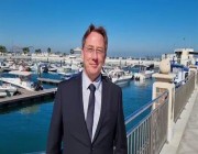 السفير الفرنسي يوثق مياه الخليج عند الصباح ويقول: أينما كنت في المملكة يتبعني لون “الهلال” الأزرق (فيديو)