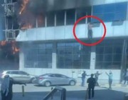 شاهد.. مجموعة من العمالة تنجح بإنقاذ شخص من مبنى يحترق في الخبر