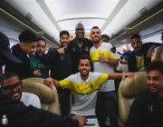 لاعبو النصر يحتفلون في الطائرة بـ” أبو بكر” بعد فوزه بهداف أفريقيا (صور)