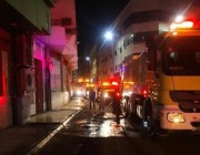 “مدني المدينة” يخمد حريقاً في مبنى سكني ويُخلي 32 شخصاً