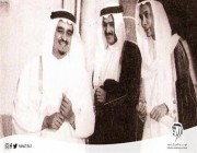 صورة للملك فهد برفقة أخيه الأمير تركي خلال زيارتهما لأقدم وأعرق مدرسة بالطائف