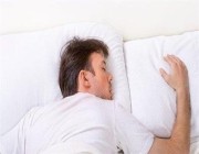 أضرار النوم على البطن