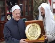 مفتي مصر يهدي وزير الشؤون الإسلامية درع دار الإفتاء لجهوده في نشر الوسطية