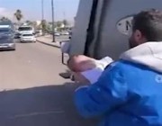 “شو بدها تاكل”.. لبناني يحاول تسليم رضيعته لرجل أمن (فيديو)