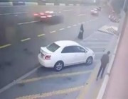 شاهد.. حـادث دهس لامرأة أثناء عبور أحد الشوارع الرئيسية في الباحة