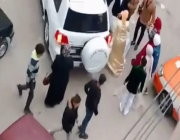 عريس يضرب عروسه وسط الشارع قبل زفافهما في مصر بسبب شقيقته (فيديو)