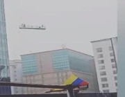 فيديو مرعب لعمال يتأرجحون على رافعة في علو مرتفع بسبب الرياح بماليزيا