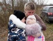 مقطع مؤثر لأوكرانية تستلم طفليها من سيدة غريبة على حدود المجر