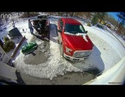 أمريكي ينجح في السيطرة على سيارته قبل انزلاقها وسقوطها بسبب الجليد