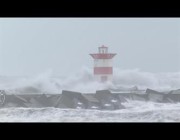 أمواج عاتية تضـرب سواحل هولندا مع وصول العاصفة “كورّي”