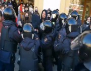 اشتباكات بين الشرطة الروسية ومواطنين روس رافضين للحرب على أوكرانيا (فيديو)