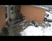 اصطدام سيارة مندوب لـ”أمازون” بباب مرآب منزل في كندا