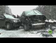 الجليد يتسبب في حـادث تصادم لعشرات السيارات بطريق سريع في روسيا