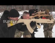 تدريبات بأسلـحة خشبية في أوكرانيا تحسباً لمواجهات مع العدو الروسي