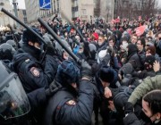 تظاهرات حاشدة في روسيا رفضًا لغزو أوكرانيا والشرطة تعتقل العشرات