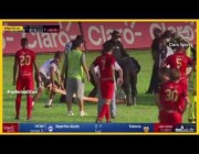 ثعبان يقتحم أرضية ملعب أثناء مباراة كرة قدم في غواتيمالا