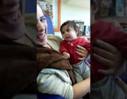 ردة فعل مؤثرة لرضيع أصم عند سماعه صوت أمه للمرة الأولى