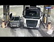 روسي يخاطر بنفسه لمنع شاحنة من الاصطدام بسيارته