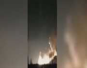 سقوط 5 صواريخ على مطار خميلنيتسكي وسط أوكرانيا (فيديو)