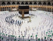 شاهد جموع عظيمة تطوف بالمسجد الحرام فجر الجمعة