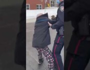 شرطي كندي يعتقل رجلاً مسناً بطريقة مهينة