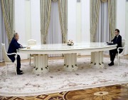 طاولة الـ 4 أمتار تفصل بين بوتين وماكرون