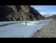 فنانون هنود ينحتون كافتيريا وحمام ساونا من الجليد على ارتفاع 3350 متراً بجبال الهيمالايا