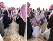 في مشهد مؤثر.. طلاب ثانوية يجلسون بجوار قبر زميلهم للدعاء له بعد وفاته في الرياض