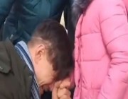 فيديو.. أوكراني يودع طفلته بالدموع قبل انضمامه إلى القتال في مشهد مؤثر