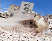 فيديو مروع..لحظة سقوط برج سكني على حفار في جدة