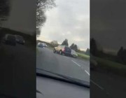 قائد سيارة يترنح أثناء القيادة ويتسبب في حـادث مروري ببريطانيا