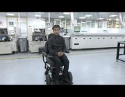 مصري يخترع كرسياً متحركاً يعمل بإشارات المخ لمرضى الشلل الرباعي