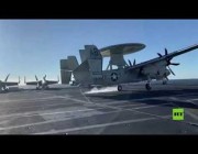 مقاتلات أمريكية تحلق وتهبط على حاملة طائرات في إطار تدريبات الناتو
