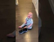 مقطع طريف لرضيع يصاب بنوبة ضحك