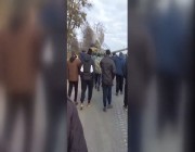 مواطنون أوكرانيون يقفون أمام دبابة روسية لمنع تقدمها (فيديو)