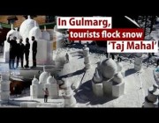 نحات هندي يصنع مجسماً لضريح “تاج محل” من الثلج