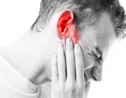 هل يؤثر “أوميكرون” على الأذن؟.. طبيب يوضح