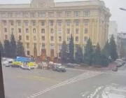 شاهد.. لحظة تعرض مبنى حكومي في خاركيف الأوكرانية لقصف صاروخ روسي