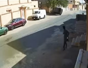 فيديو.. سائق متهور يتعرض لحـادث انقلاب داخل أحد الأحياء السكنية