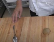 طريقة سهلة لتقشير فاكهة الكيوي باستخدام ملعقة فقط (فيديو)