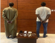 شرطة الرياض تقبض على مقيمين سرقا مبلغ 50 ألف ريال ومجوهرات من أحد المنازل